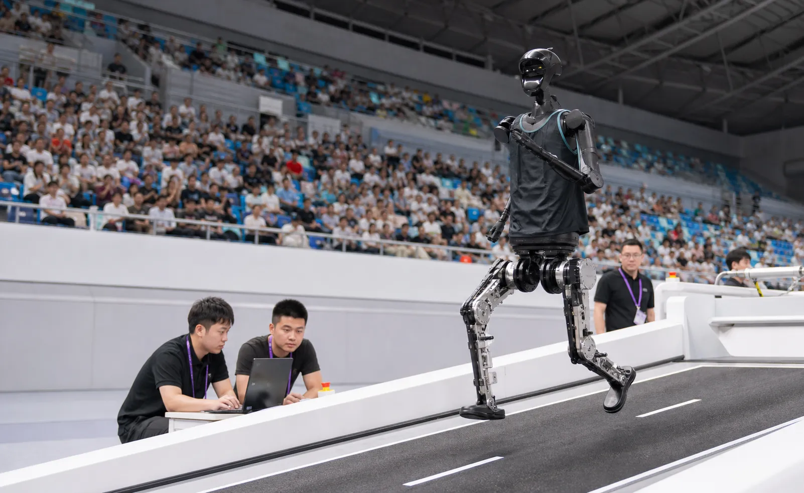 Zawody robotów w Pekinie pokazały postęp i ograniczenia chińskich humanoidów
