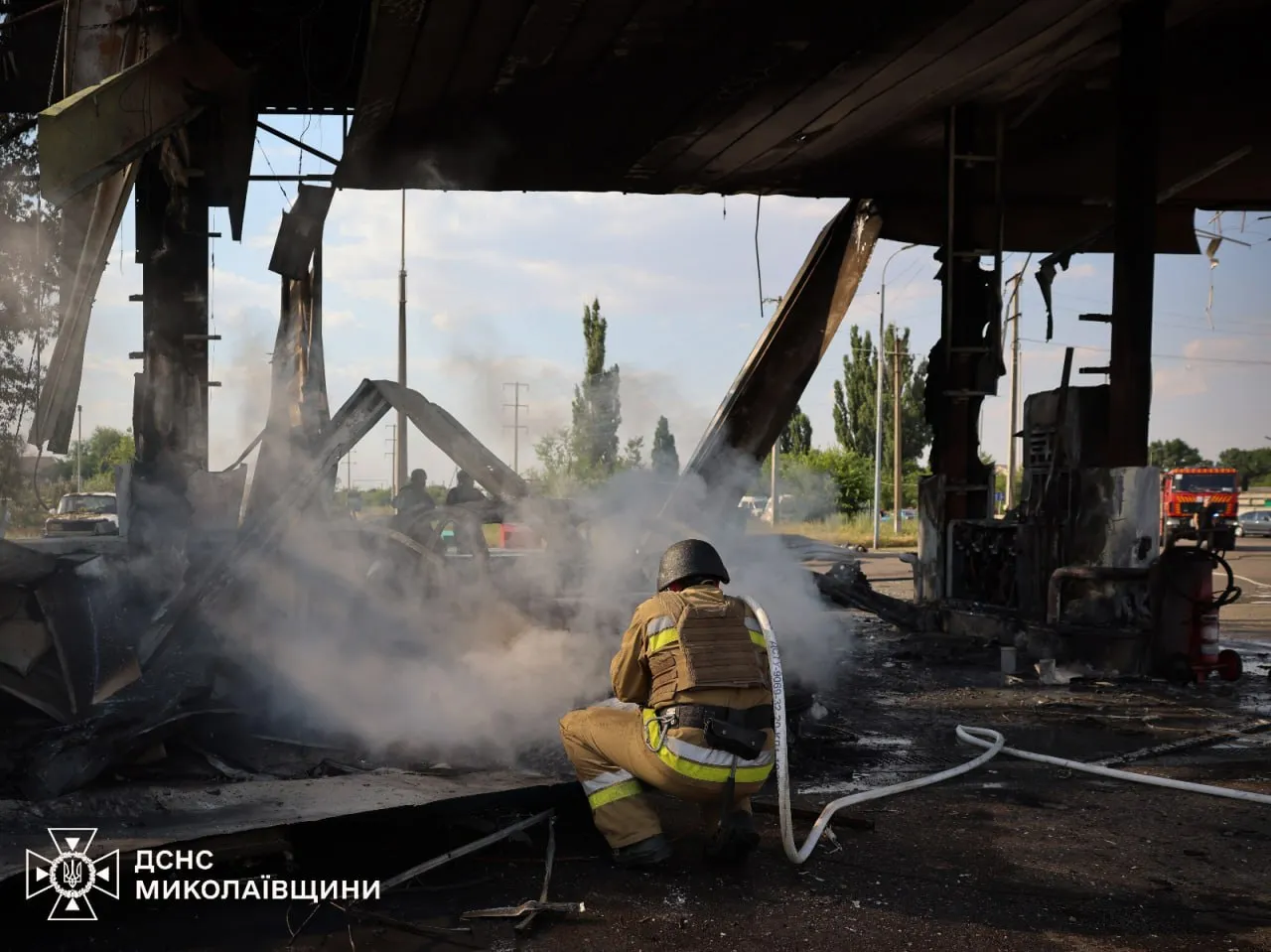 На Миколаївщині через атаку РФ пошкоджено АЗС, є загиблий та постраждалі