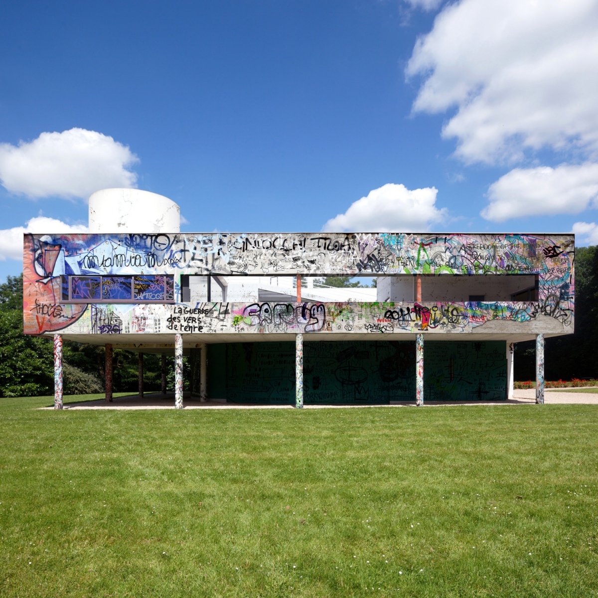 Фото: бельгийский художник показал «уничтоженный» памятник модернизма