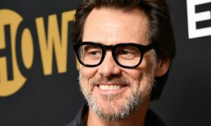 Джим Керри продал акции Facebook и удалился из соцсети из-за РФ