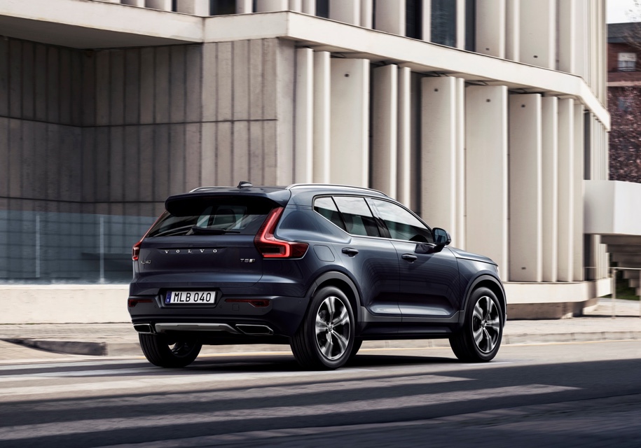 Volvo продає основного постачальника військового транспорту французької армії