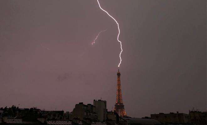 Фото, видео: в Эйфелеву башню ударила молния
