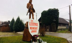 Во Франции поставили памятник композитору Джонни Холлидею