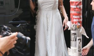 Дуа Липа прошла по Нью-Йорку в платье от украинского дизайнера