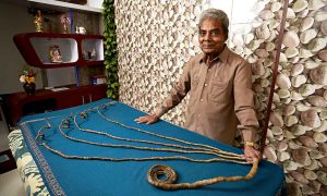 Видео: индиец с самыми длинными ногтями обрезал их впервые за почти 70 лет