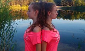 Фото: украинские близняшки попали в топ месяца от Instagram 