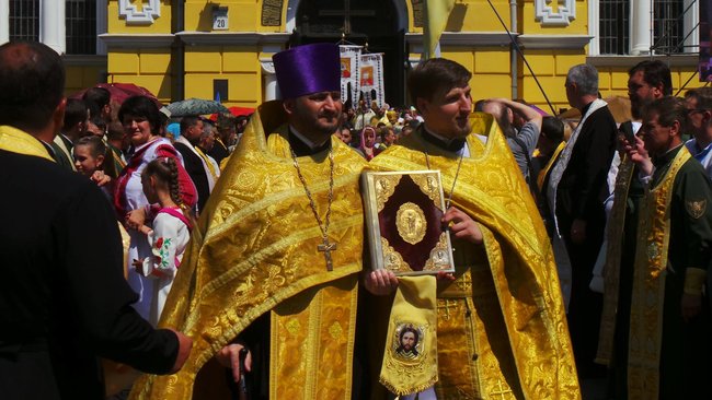 Фото, відео: в Києві проходить хресна хода УПЦ КП