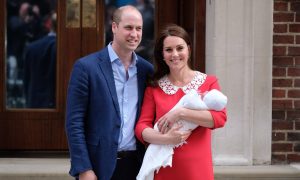 Фото, видео: Кейт Миддлтон вместе с принцом Уильямом крестили сына