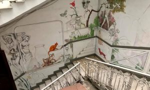 Фото: в Одессе расписали подъезд сюрреалистичными котиками и растениями