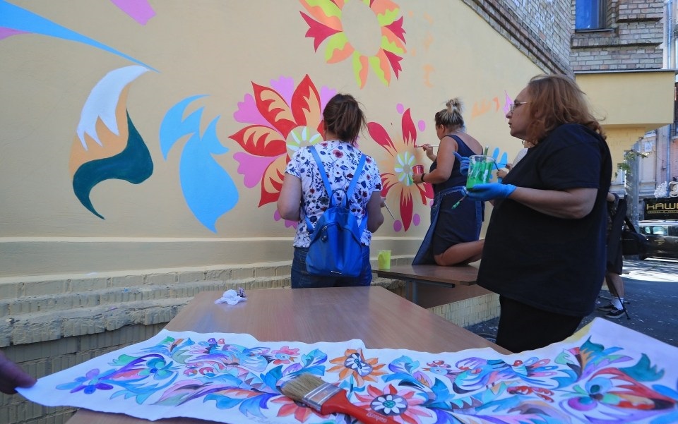 Фото: будинок на Подолі прикрасили Самчиківським розписом