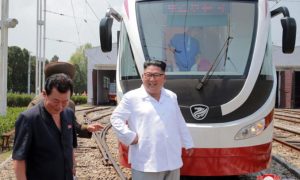 Фото: Ким Чен Ын протестировал новый трамвай КНДР с нежно-розовым салоном