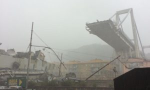 Видео, фото: в Италии обрушился мост, под завалами десятки авто и погибших