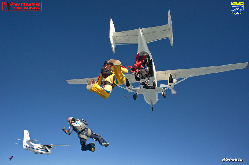 Фото, видео: парашютистки из 19 стран установили мировой рекорд в Украине