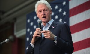 «Відчуваю власну причетність»: Клінтон заявив, що шкодує про відмову України від ядерної зброї