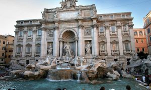 Видео: в Италии туристки подрались за место для селфи