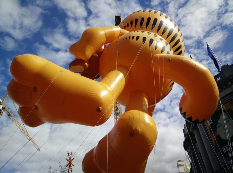 Над Брюсселем пролетели гигантские персонажи известных мультфильмов