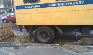 У центрі Києва частково обмежили рух через аварію на водогоні