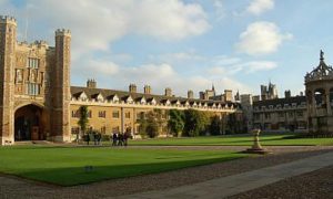 Фото: студенти Кембриджа знялися оголеними для календаря