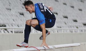 Видео: футболист упал в двухметровый ров во время матча Лиги Европы