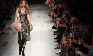 Фото: известная американская супермодель ошарашила украинским нарядом-кольчугой