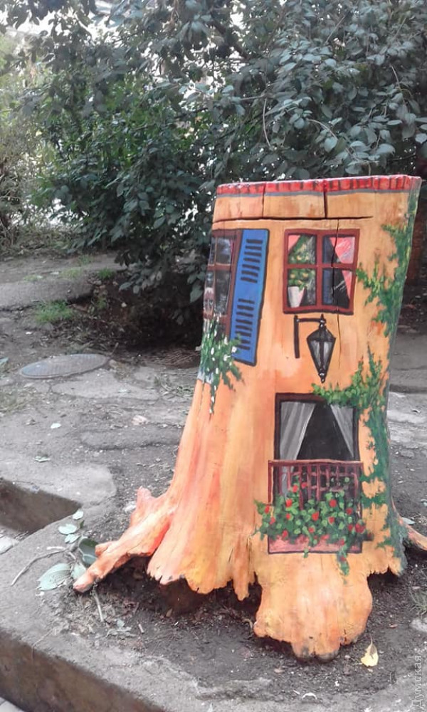 Фото: в Одесі з пенька зробили кумедний арт-об'єкт