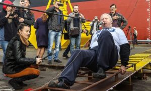 Видео: украинский богатырь установил рекорд, протянув зубами 600-тонный корабль