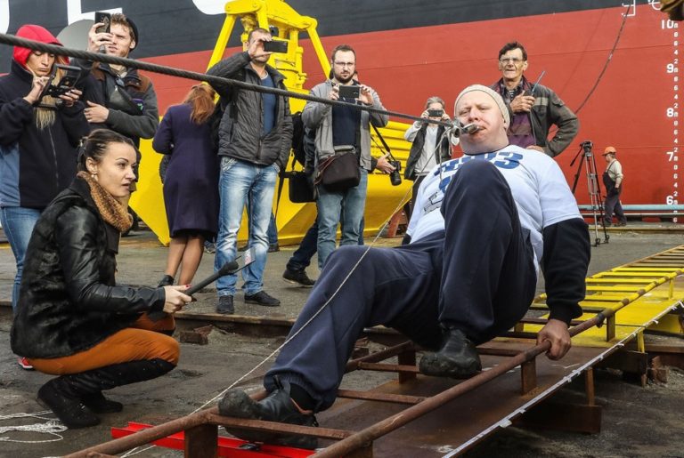 Видео: украинский богатырь установил рекорд, протянув зубами 600-тонный корабль