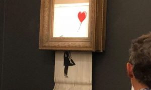 Фото: на аукционе Sotheby's продали самую известную работу Бэнкси, которая самоуничтожилась на глазах покупателя
