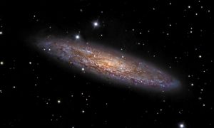 Фото: космический телескоп получил снимки галактики, похожей на Млечный Путь