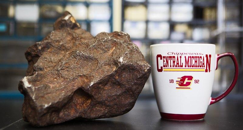 Видео: американский фермер 30 лет использовал метеорит ценой в $100 000 как подпорку