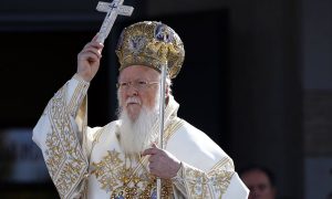 Фото, видео: Вселенский патриарх подписал Томос об автокефалии украинской церкви