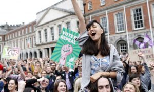 Как выглядит ирландский флешмоб с нижним бельем