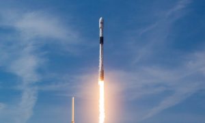 Видео: SpaceX совершила удачный запуск ракеты со ступенью повторного использования