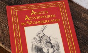 «Алису в стране чудес» назвали лучшей детской книгой по версии Independent