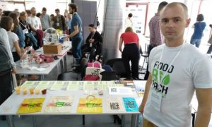 Видео: украинцы создали съедобные пакеты и победили на конкурсе в Дании