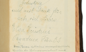 Фото: на аукционе продадут Библию, принадлежавшую Эйнштейну, с его автографом