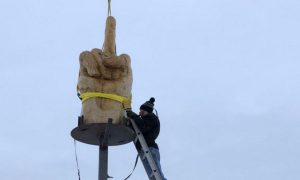 Житель Вермонта потратил $4000 на огромную скульптуру среднего пальца