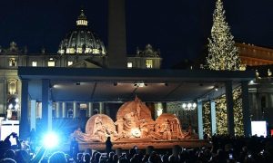 Фото: в Ватикане построили песчаный Вертеп