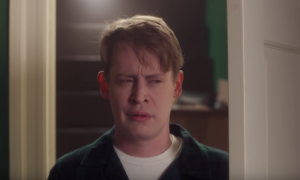 Видео: Макалей Калкин снова оказался «Один дома» в праздничной рекламе от Google