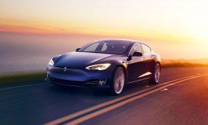 Видео: автопилот Tesla спас владельца машины от аварии
