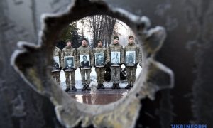 Фото, видео: в Киеве прошла акция памяти защитников донецкого аэропорта