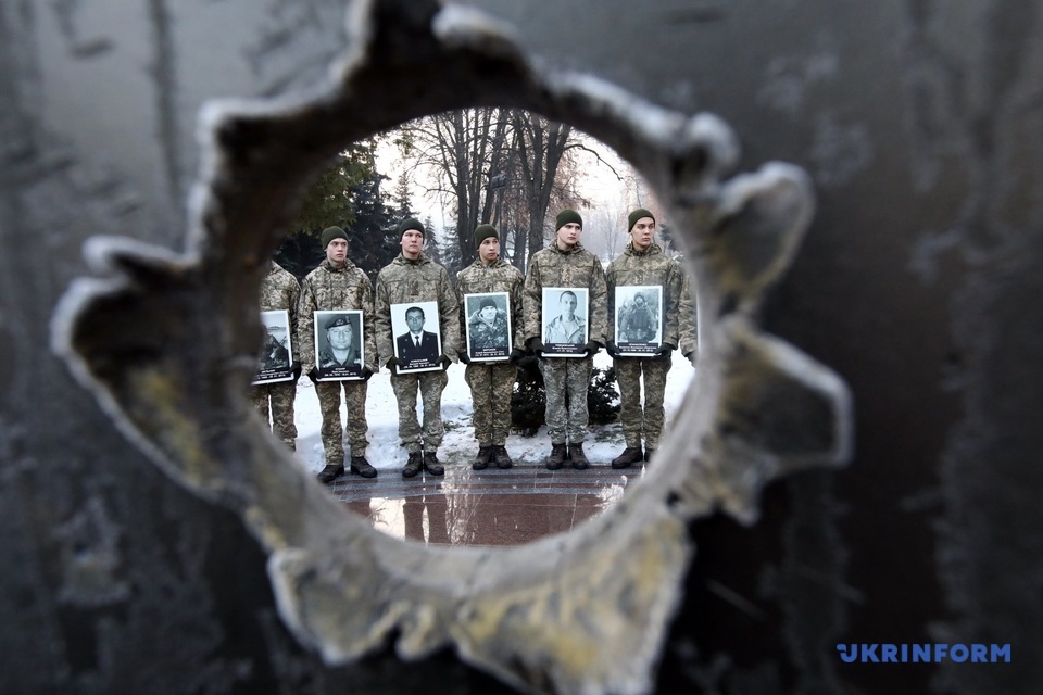 Фото, видео: в Киеве прошла акция памяти защитников донецкого аэропорта