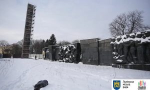 Фото, видео: во Львове начали демонтаж аварийного монумента  времен СССР