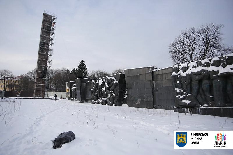 Фото, видео: во Львове начали демонтаж аварийного монумента  времен СССР