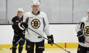 Видео: хоккеист из США отметил дебют в НХЛ зрелищной дракой