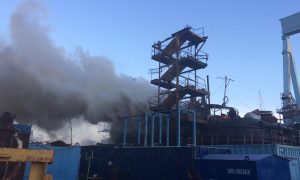 Фото: на стапелях николаевской верфи загорелось судно