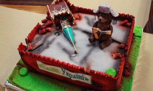 Фото: украинский министр получил торт в виде разрушенного Кремля