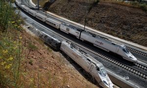 Видео: в Испании сошел с рельсов поезд с пассажирами