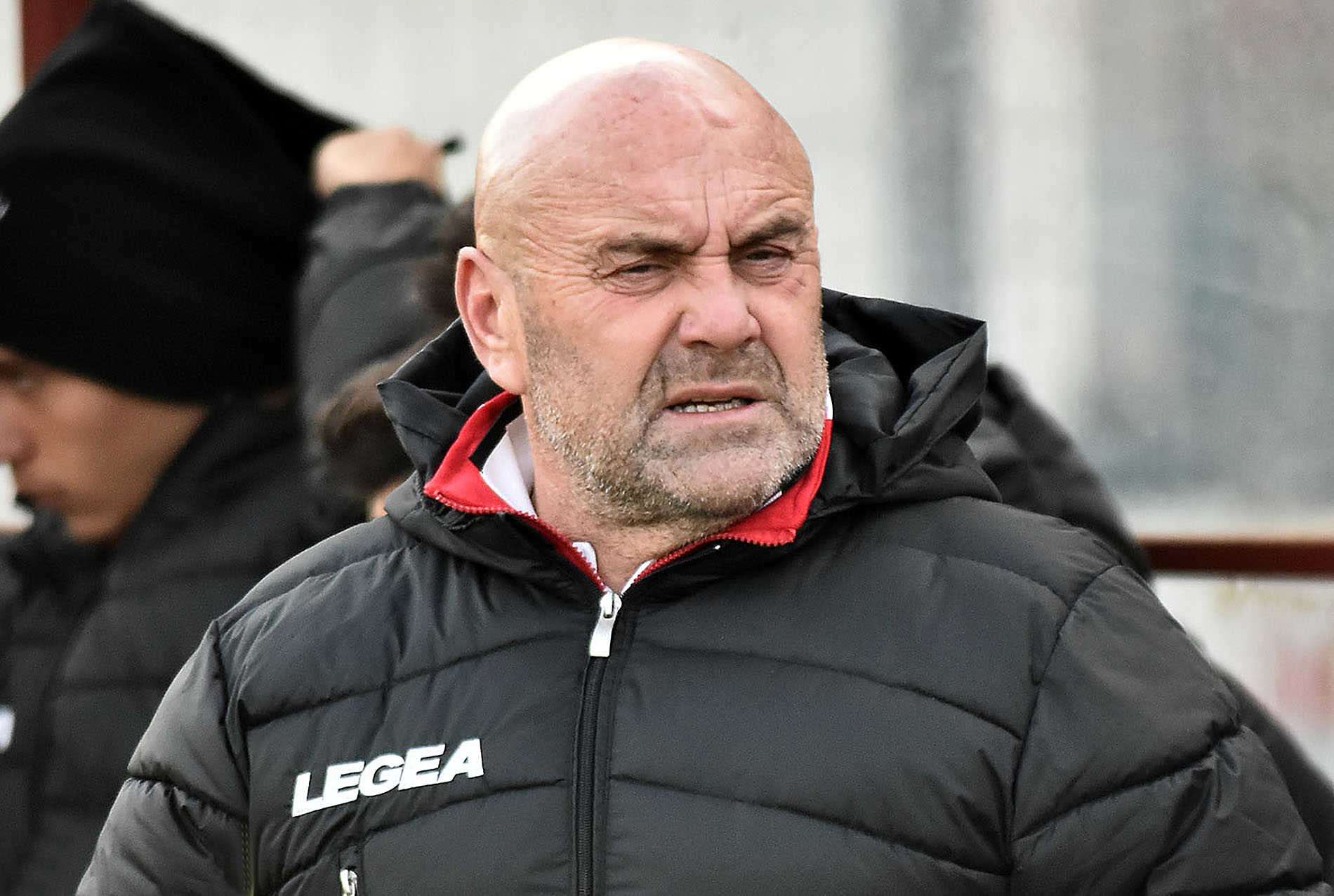 Видео: итальянский тренер дисквалифицирован за нокаут на футбольном поле