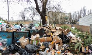 Фото: оккупанты перестали вывозить мусор из Керчи, город тонет в отходах